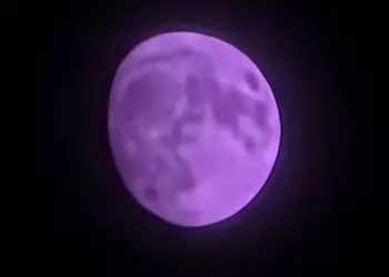 Бета-версия One UI 8 получила интересный баг: фиолетовая луна на фото при масштабировании х30 и выше