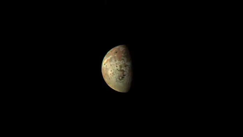 Межпланетная станция NASA Juno сегодня рекордно приблизится к самому вулканически активному телу Солнечной системы