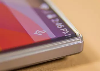 В Сети показались первые фото нового безрамочного смартфона Sharp