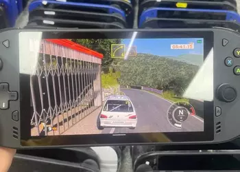 В Китае начались продажи отменённой портативной приставки Lenovo Legion Play на Snapdragon 888