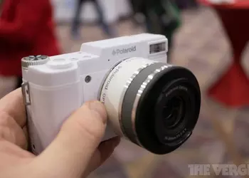 Polaroid iM1836: первая в мире беззеркалка на Android