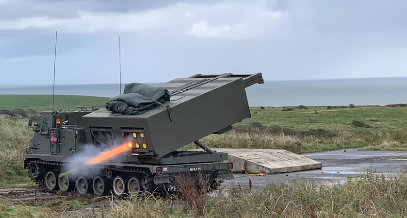 Украинские военные обучаются обслуживать ракетные системы M270 MLRS в Великобритании