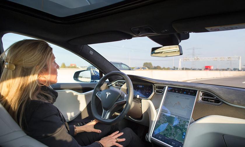 Автомобили Tesla смогут блокировать попытки обхода требований держать руки на руле