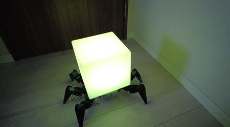 Los japoneses crearon una luz nocturna espeluznante en forma de araña robótica que puede moverse por la casa