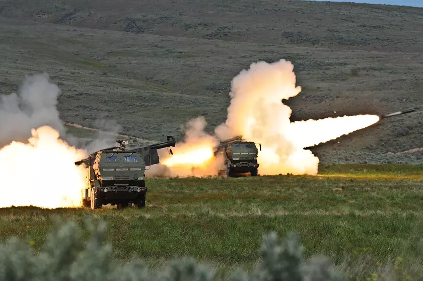 Ракетные системы HIMARS уничтожили более 40 вагонов с российской техникой и боекомплектом