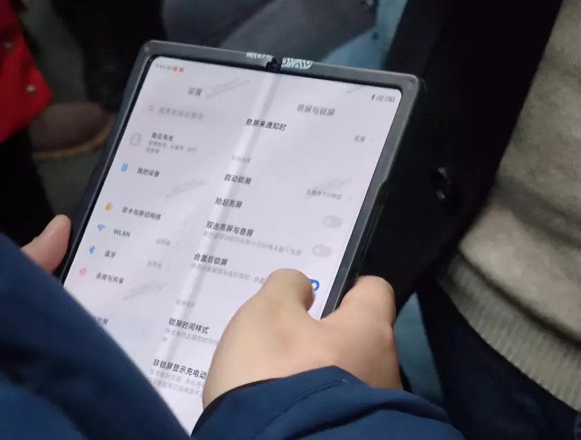 Новый складной смартфон Xiaomi появился на «живых» фотографиях с MIUI 12 на борту