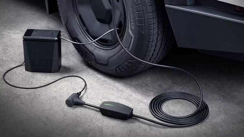 Адаптер Tesla V2L для питания приборов