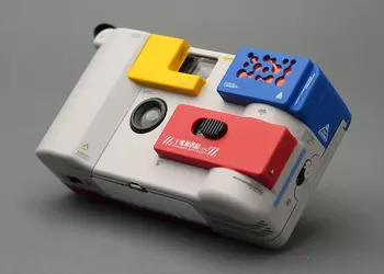 Un appareil photo jetable Gundam : ...