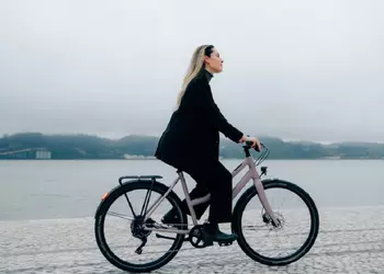 Ampler представила Nova и Nova Pro — первые электровелосипеды, которые заряжаются через USB-C