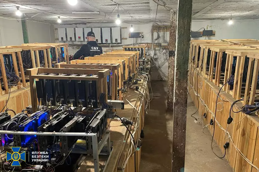 СБУ ликвидировали центр майнинга криптовалюты, который воровал электроэнергию на сотни тысяч гривен ежемесячно