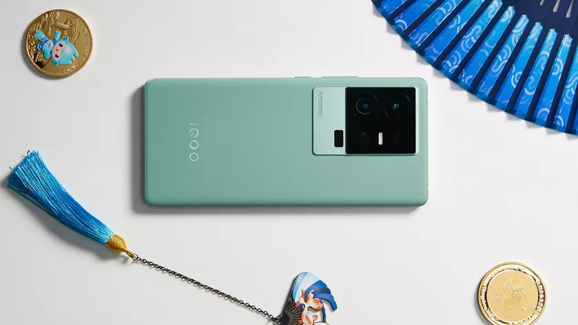 Не дожидаясь презентации: vivo показала как будет выглядеть новый флагманский смартфон iQOO 11S