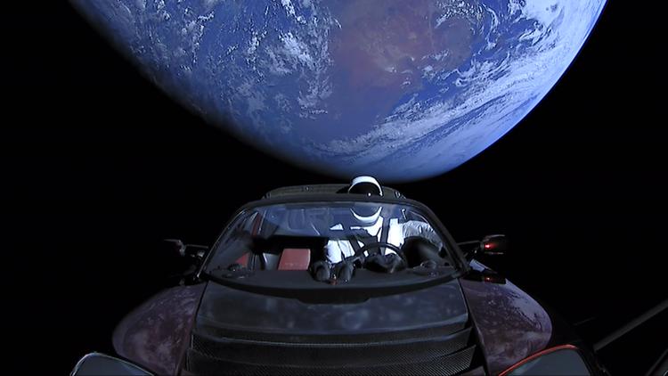 Kosmiczny Tesla Roadster przejechał już 3 208 624 326 km