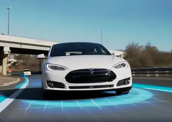 Илон Маск показал работу полноценного автопилота Tesla (видео)