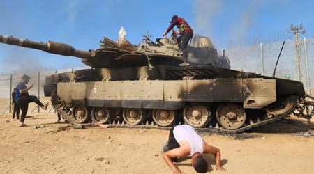 I terroristi di Hamas hanno distrutto uno dei carri armati Merkava IV più difesi al mondo durante un attacco a Israele