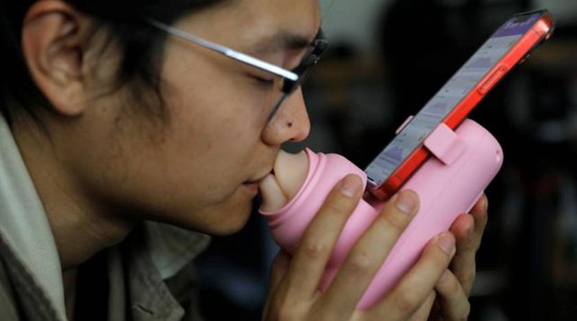 A Chinese start-up has developed artificial lips for long-distance kissing that are controlled via a smartphone app