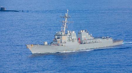 El destructor estadounidense de misiles guiados de clase Arleigh Burke USS Howard encalla inesperadamente al acercarse a Bali.