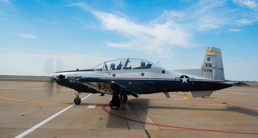 ВВС США проверят 99 T-6 Texan II после того, как сильная буря повредила минимум 12 учебных самолётов в Оклахоме