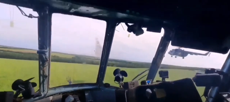 Опубликовано уникальное видео из кабины пилота вертолёта Ми-8МСБ-В во время ударов по россиянами неуправляемыми ракетами С-8
