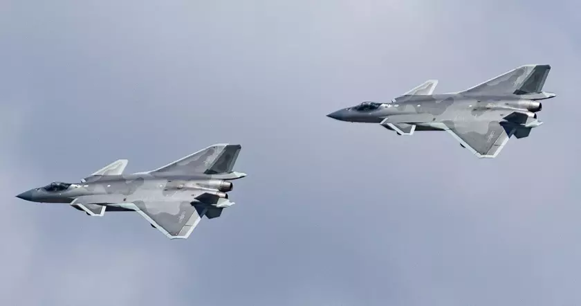 Китай улучшает истребитель пятого поколения J-20 Mighty Dragon для превосходства над американским F-22 Raptor