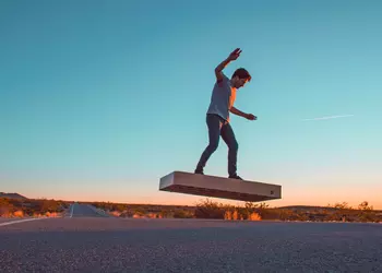 Огромный кирпичеподобный ховерборд с со временем работы 6 минут