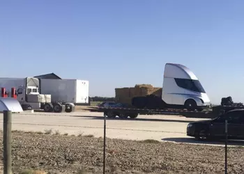 Первое фото электрогрузовика Tesla с секретного полигона
