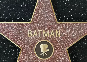 Бэтмен получил звезду на Голливудской аллее славы - это первый супергерой с таким достижением