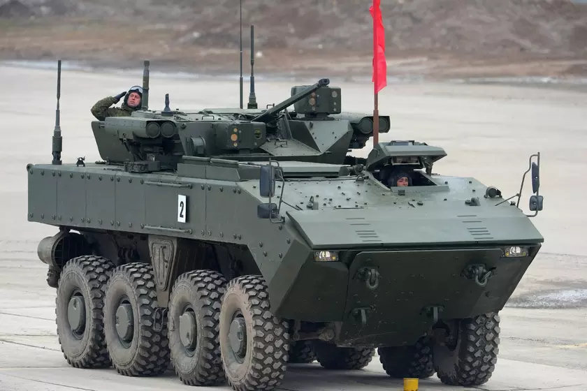 Министерство обороны рф показало современную БМП К-17, во время демонстрации она выпустила две ракеты «Корнет» и не попала в цель