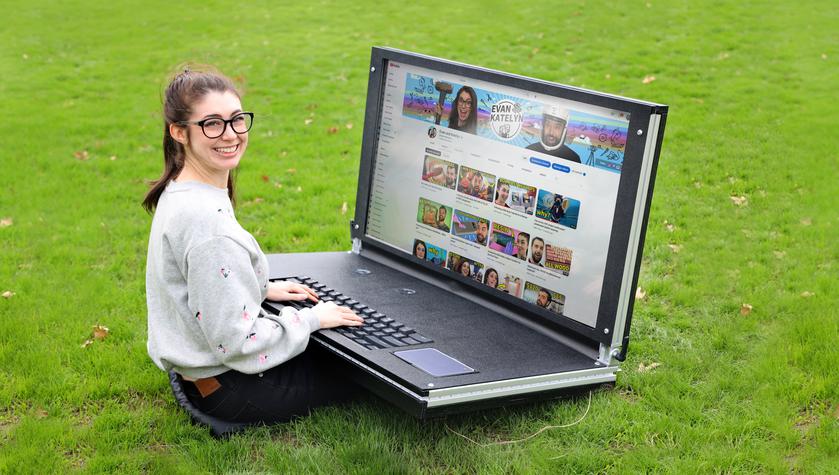Блогеры сделали огромный 43-дюймовый ноутбук: телевизор в качестве экрана, 2,5 кг клавиатура и общий вес более 45 кг (видео)