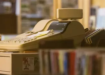 Восстание кассовых аппаратов: в США хакеры заставили кассы выдавать вместо чеков манифесты в защиту трудящихся