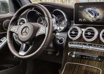 Владельцы автомобилей Mercedes подали в суд из-за растрескивания деревянной отделки