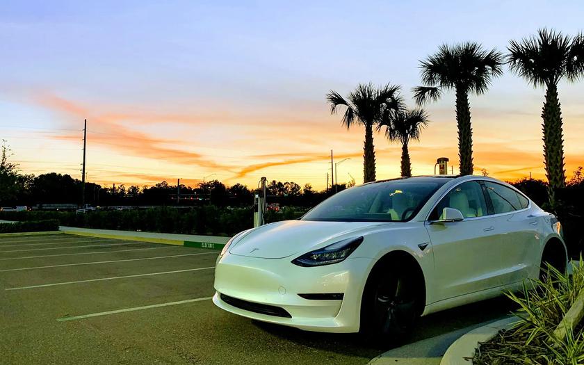 Tesla Model 3 уже стоит дешевле, чем Toyota Camry – жители Калифорнии могут купить электромобиль за $25 240