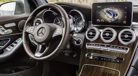 Власники автомобілів Mercedes подали до суду через розтріскування дерев'яного оздоблення