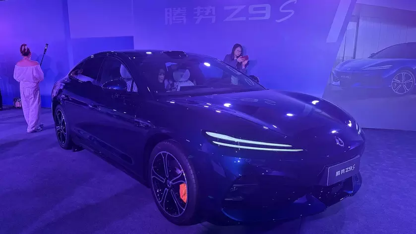 Электрический седан Denza Z9S в движении