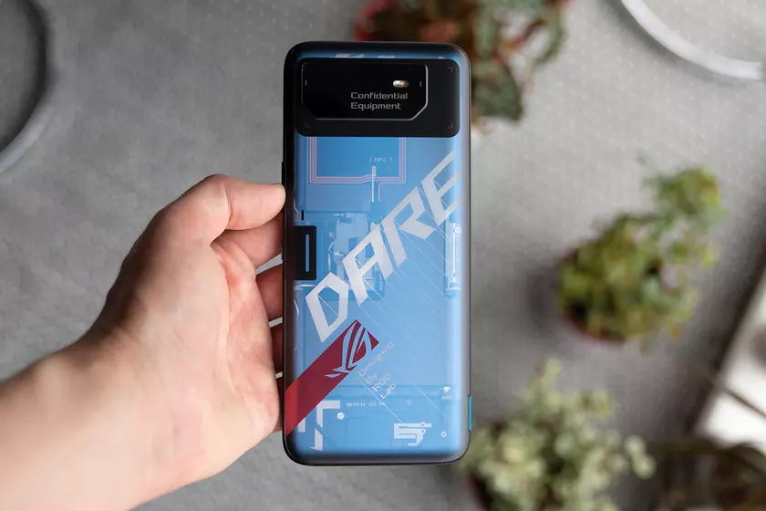 Snapdragon 8+ Gen1, 165-Гц дисплей и 18 ГБ ОЗУ – опубликованы характеристики ASUS ROG Phone 6