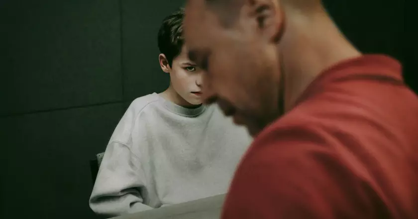 Дроны, куча подготовки и много попыток: как Netflix сняла драматический сериал Adolescence одним дублем? 