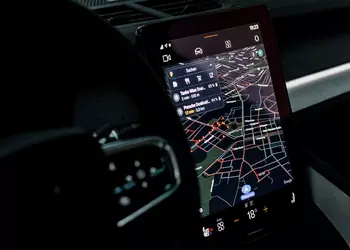 Google интегрирует Gemini в Android Auto — общение с голосовым помощником станет более человечным