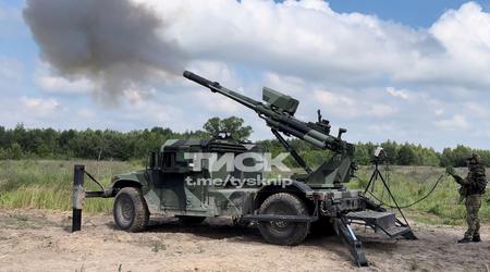 L'Ukraine a reçu un obusier expérimental Hawkeye de 105 mm sur le châssis du HMMWV M1152.