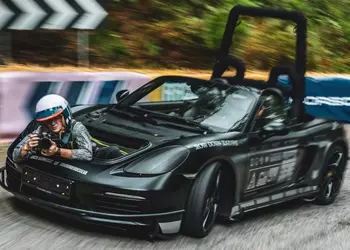 Porsche рассекретила уникальный Boxster для съёмок самых быстрых моделей бренда