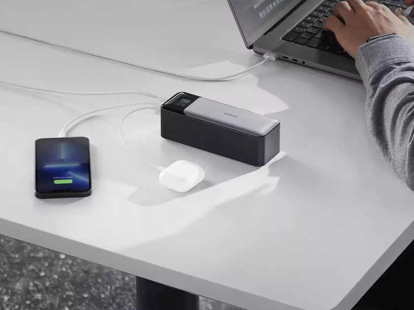 Anker 737 PowerCore: аккумулятор на 24 000 мАч с экраном, тремя портами и зарядкой на 140 Вт за $109