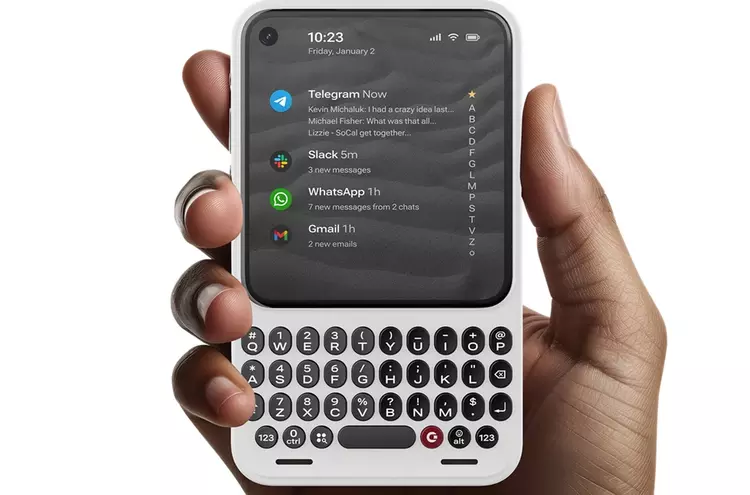 Представлен Clicks Communicator — очередная реинкарнация BlackBerry с физической QWERTY‑клавиатурой и AMOLED-экраном