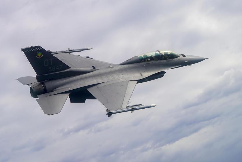 Верховный представитель Европейского Союза: украинские лётчики уже начали учится использовать американские истребители F-16 Fighting Falcon