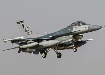 Американские истребители F-16 Fighting Falcon по приказу Белого дома нанесли удары по иранским складам с оружием в Сирии