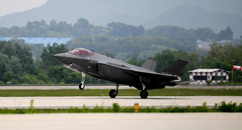 Республика Корея спишет истребитель пятого поколения F-35 Lightning II стоимостью почти $100 млн после столкновения с орлом