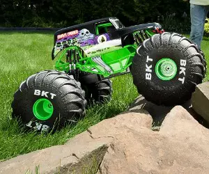 1:6 Monster Jam, Official Mega Grave ...