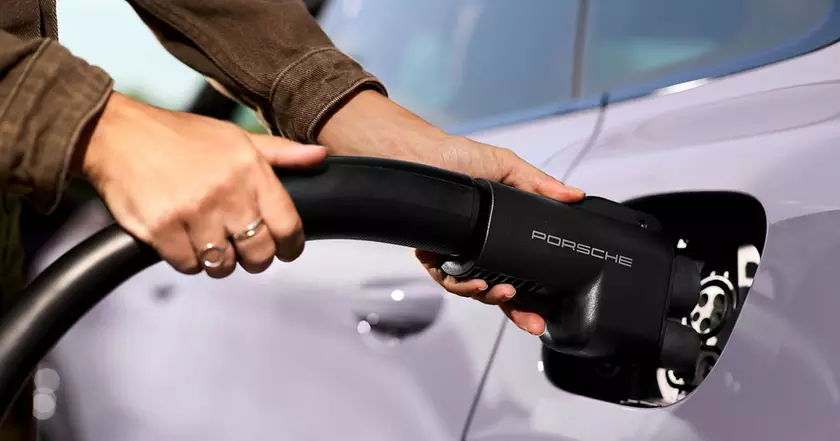 Porsche представила адаптер для использования Tesla Supercharger