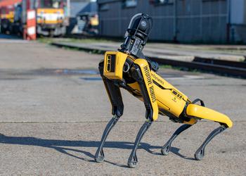 Roboterhund Spot geht durch die Straßen von Kiew