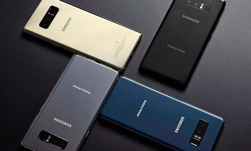 Складной смартфон Samsung Galaxy X похож на Galaxy Note 8 и оснащен тремя экранами