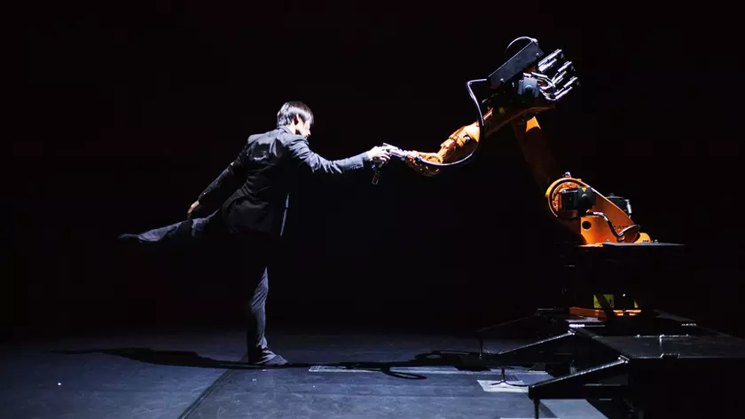 Видео: робот станцевал с человеком, и получилось довольно неплохо