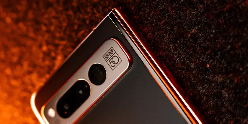 Google выпустил лимитированную версию Pixel Fold в честь 50-летия хип-хопа, но вы ее не купите