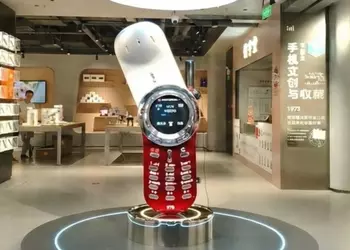 В китайском музее мобильных телефонов выставлена двухметровая функциональная реплика легендарной Motorola V70